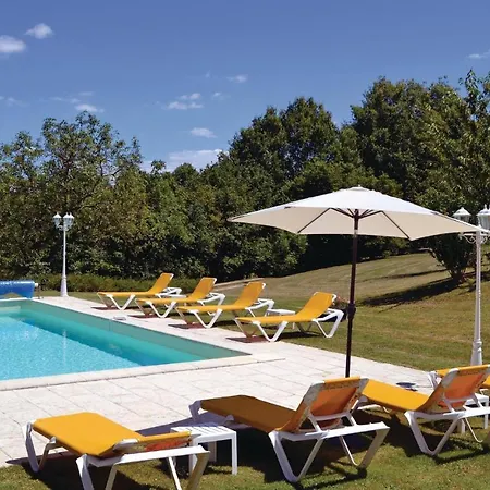 Dom wakacyjny Stunning In With 4 Bedrooms, Wifi And Private Swimming Pool *