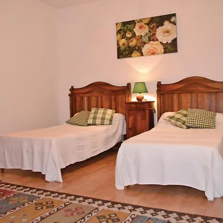 Dom wakacyjny Stunning In With 4 Bedrooms, Wifi And Private Swimming Pool *