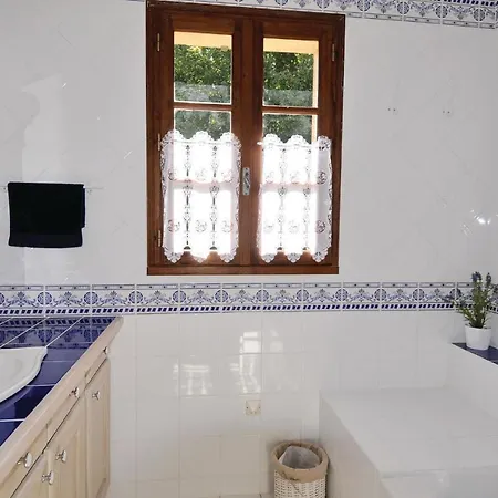Stunning In With 4 Bedrooms, Wifi And Private Swimming Pool